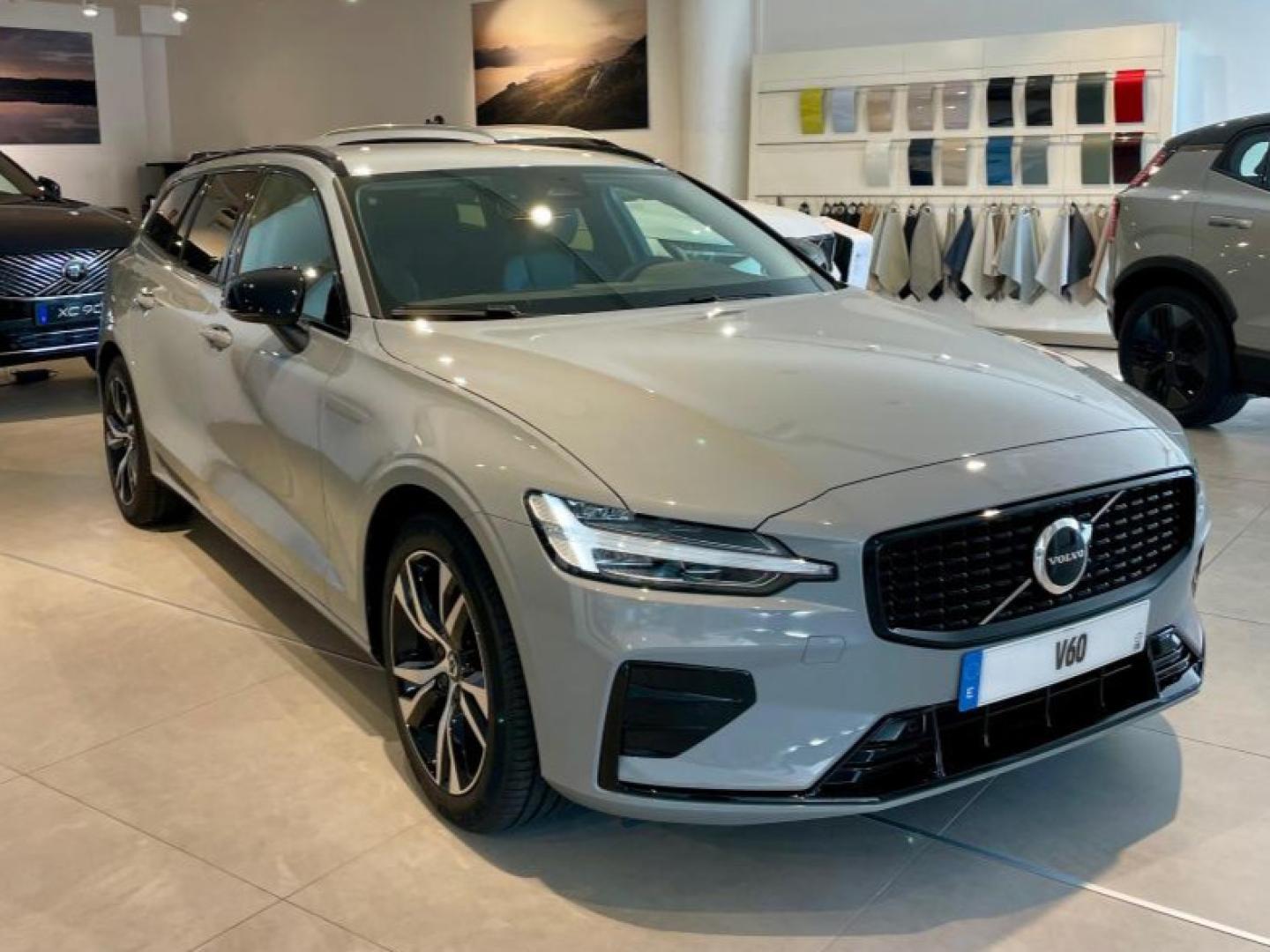 V60 2.0 B4 P PLUS DARK AUTO 197 5P